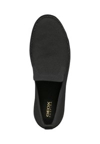 Scarpa nera senza lacci realizzata in materiale a rete testurizzata con un interno confortevole. Presenta un sottile logo dorato e dettagli elastici per maggiore flessibilità.