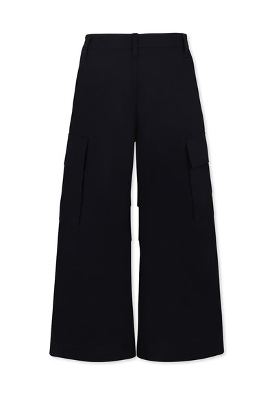 Zwarte cargobroek met een wijd model, gemaakt van een lichte stof. Voorzien van twee zijcargo zakken en een elastische tailleband.