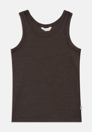 Débardeur marron foncé sans manches avec un col arrondi et une petite étiquette en tissu rayé multicolore sur la couture latérale près du bas.