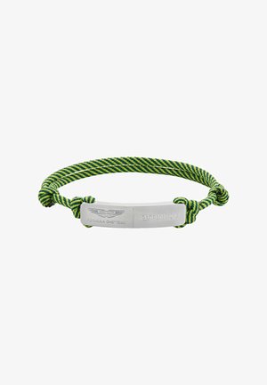 Flettet armbånd i grøn og gul med en sølvmetalplade indgraveret med "Formula One Team" og "aramco."