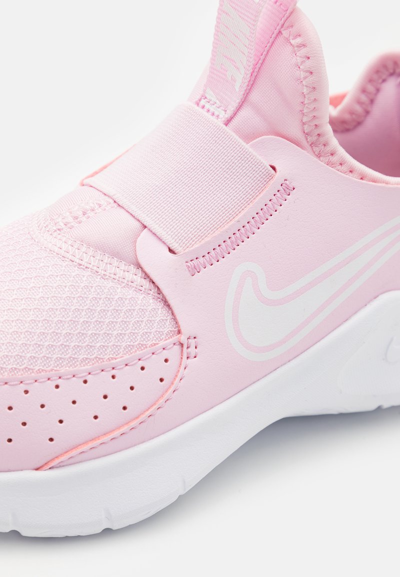 Rosa Sportschuh mit einem Obermaterial aus Netz und Synthetik, elastischem Riemen, durchbrochener Verzierung und einer weißen Gummisohle. Verfügt über ein weißes Logo.