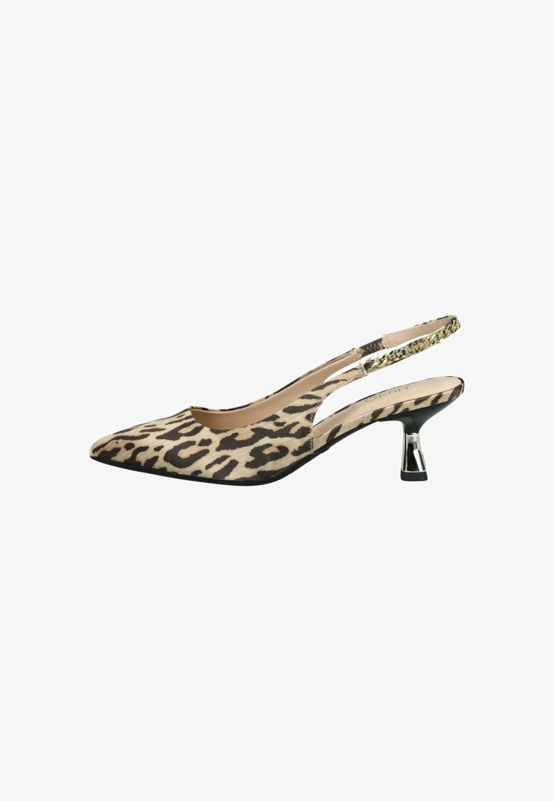 Scarpa slingback con stampa leopardata, punta affusolata, tacco basso, tomaia in tessuto e un accento decorativo a catena lungo la fascia.