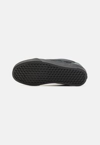 Talpa de sneaker din cauciuc negru cu un grip texturat și modelat. Prezintă un design cu profil joasă și margini netede, rotunjite.