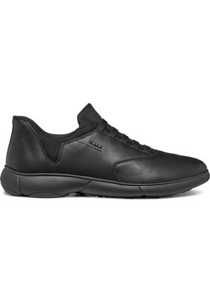 Scarpe atletiche in pelle nera con una texture liscia, lacci elastici, dettagli in rete e una suola imbottita. Presentano un logo del marchio discreto sul lato.