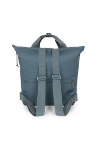 Zaino di stoffa blu con doppie spalline, maniglia superiore, tasca con zip esterna e superficie testurizzata. Design geometrico semplice.