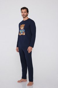 Tmavě modrý pyžamový set s dlouhými rukávy, potiskem medvěda na tričku a odpovídajícími kalhotami. Měkká tkanina, volný střih, jednoduchý design.
