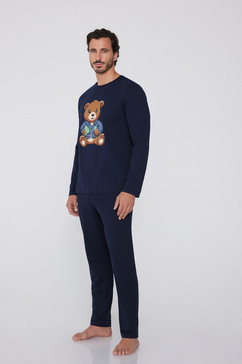 Tmavě modrý pyžamový set s dlouhými rukávy, potiskem medvěda na tričku a odpovídajícími kalhotami. Měkká tkanina, volný střih, jednoduchý design.