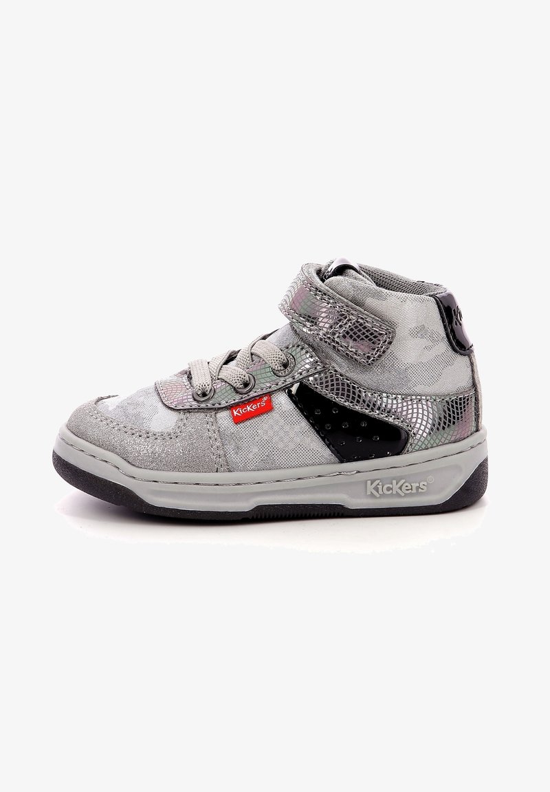 Basket montante grise Kickers avec lacets, bride en velcro, panneaux texturés réfléchissants et semelle noire avec marquage blanc sur la semelle intermédiaire.