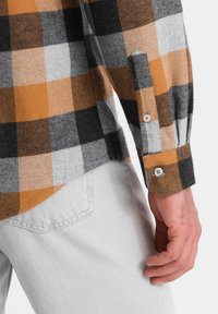 Ombre LEISURE SHCS - Camisa - yellow black