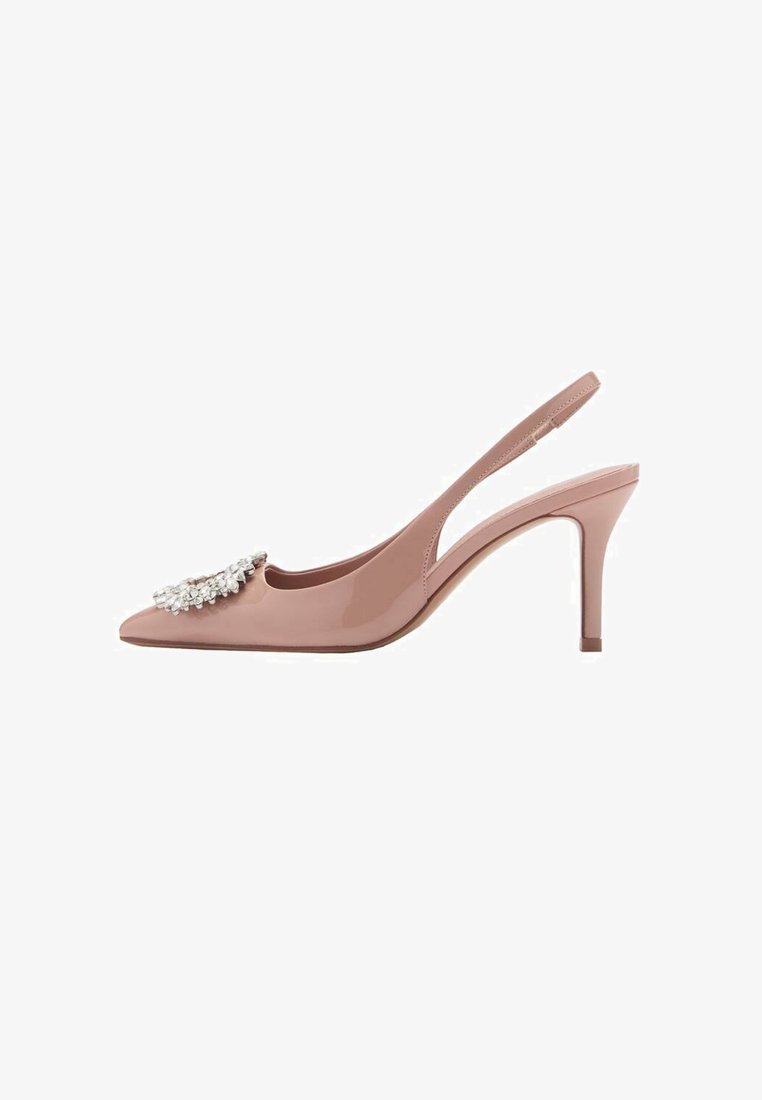 Rosa lackierte Slingback-Pump mit spitz zulaufender Zehenpartie, ausgestattet mit einer Kristallverzierung an der Vorderseite und einem dünnen Absatz. Glatte Textur.