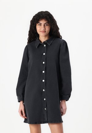 Robe en denim noir avec un devant à boutons, un col et des manches longues avec des poignets froncés. Texture lisse avec des détails de couture subtils.