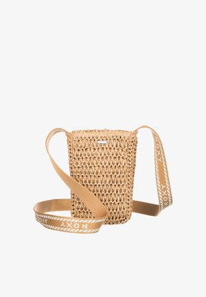 Bolso de paja trenzada de color beige claro con forma rectangular, que presenta una correa suave con un estampado de logo en blanco y beige.