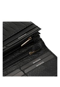 Portafoglio in pelle nera con superficie testurizzata, più scomparti per carte e un comparto con zip rifinito con dettagli in metallo dorato.