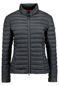 Sort pufferjakke med høj krave, der har vandrette quiltede paneler og lynlåslommer, designet til varme og stil.