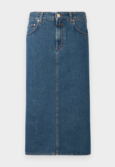 Mørkeblå denim midi-nederdel med lige skæring, forlommer og hardware i kobberfarve. Har stikninger langs sømmene og knaplukning.