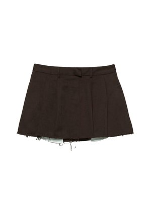Gonna mini pieghettata marrone scuro con orlo sfilacciato e passanti per cintura, esposta su uno sfondo bianco.