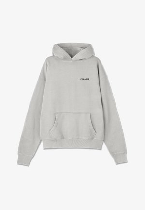 Sudadera con capucha de color gris claro, con bolsillo frontal y pequeño logo negro "PEGADOR" en el pecho izquierdo, mangas largas y puños y dobladillo de canalé.