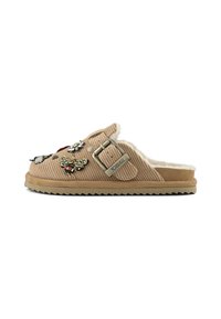 Sandal con zeppa beige in pelle scamosciata con fodera in pelliccia finta, decorata con toppe di farfalla e fiore gioiello, e cinturino regolabile con fibbia in metallo su tessuto a coste.