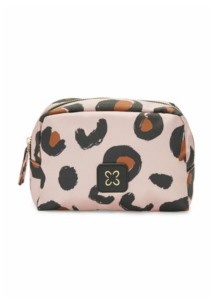Petit sac de maquillage rectangulaire avec un fond rose, un motif léopard abstrait noir et marron et une fermeture éclair dorée.