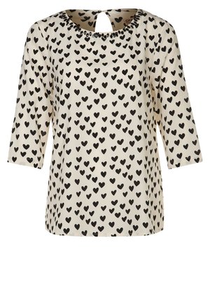 Kremowa bluzka w czarne serduszka, z rękawami do połowy przedramienia, elastycznym dekoltem i zapięciem na guziczek z tyłu w kształcie łezki.