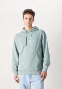 Felpa verde chiaro realizzata in morbido cotone; presenta una tasca frontale, cappuccio con coulisse e logo ricamato sul petto.