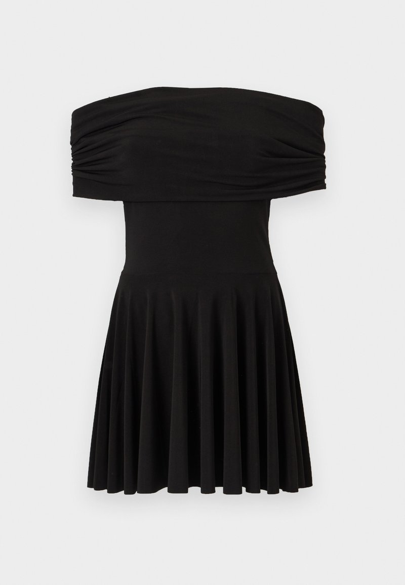 Robe noire bustier avec un détail froncé en haut et une jupe évasée plissée, présentée sur un fond uni.