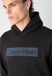 Calvin Klein BOX STRIPED LOGO HOODIE - Kapucni - black