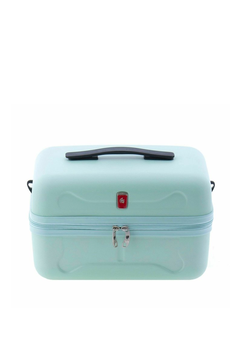 Maleta rígida de viaje en azul claro con una superficie texturizada, asa negra y doble cremallera plateada. Presenta un pequeño emblema rojo en la parte frontal.