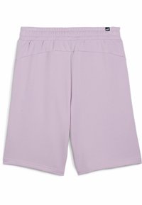 Pantalones cortos de algodón lavanda con una cintura elástica, bolsillos laterales y una textura suave. Presenta una etiqueta con el logo de Puma en la cintura.
