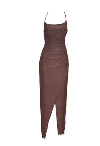 Rochie maronie, mulată, cu bretele subțiri, detalii plisate și o deschidere pe lateral. Fabricată dintr-un material texturat, elastic, pentru o siluetă elegantă.