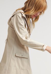 Rains TRENCH - Parka - sand