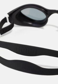 Crne plivačke naočale s modernim dizajnom. Okvir ima teksturirani remen i leće u sivoj nijansi. Udobno pristajanje za vodene sportove.