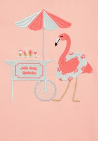 Diseño bordado que presenta un flamenco rosa al lado de un carrito de helados blanco con una sombrilla roja, mostrando coloridas cucuruchos de helado.