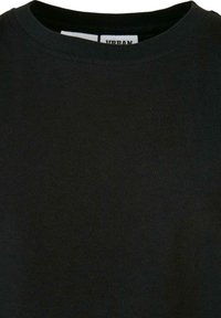 T-shirt en coton noir avec un col rond et une texture lisse. Des étiquettes sont visibles à l'intérieur de la zone du col.