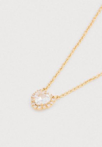 Colier cu ton auriu, cu un pandantiv în formă de inimă, având o piatră mare fațetată și transparentă, înconjurată de pietre mai mici translucide.