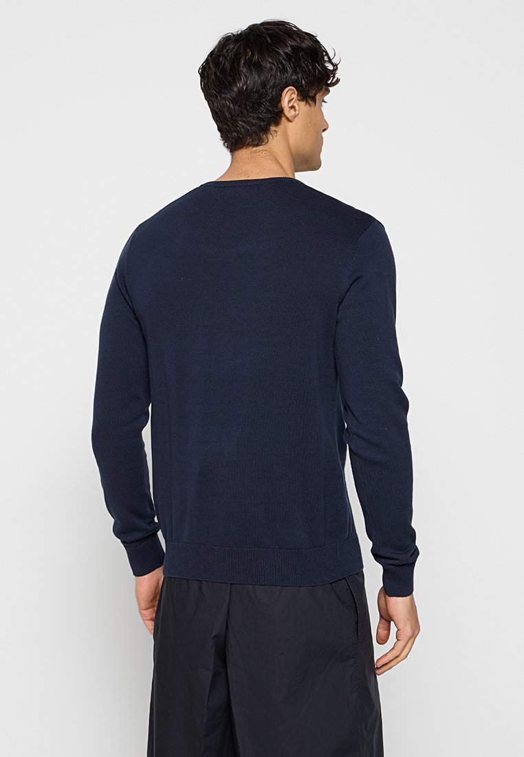 Dunkelblauer Strickpullover mit langen Ärmeln, gerippten Bündchen und Saum, einfarbig und mit einem schlichten Rundhalsausschnitt. Keine sichtbaren Muster oder Akzente.