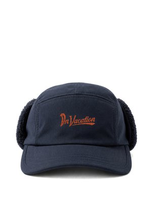 Gorra azul oscuro con orejeras y texto naranja "On Vacation" bordado en el panel frontal.