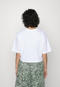 HUF FOREVER CROP TEE - T-shirt estampada - white