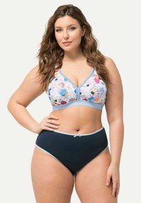 Completo da bagno con bralette a fantasia floreale con bordi azzurri e brief a vita alta blu navy con leggeri accenti.