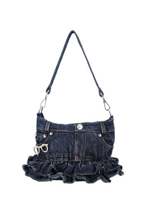 Sac à main en denim stylisé comme une jupe avec ourlet froncé, poches avant, détail bouton, et petit charm décoratif en forme de lunettes sur fond blanc.