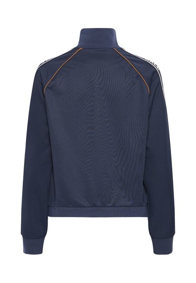 Granatowa kurtka zapinana na zamek błyskawiczny z wysokim kołnierzem, z kontrastującym pomarańczowym przeszyciem i białymi paskami wzdłuż szwów na ramionach. Miękka w dotyku.