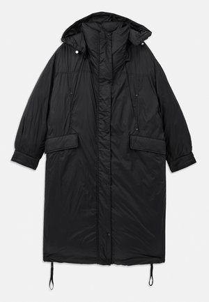Schwarzer, gepolsterter, langer Mantel mit Kapuze, Knopfverschluss, zwei frontalen Taschen und verstellbarem Kordelzug am Saum. Glatte Textur, leichtes Material.