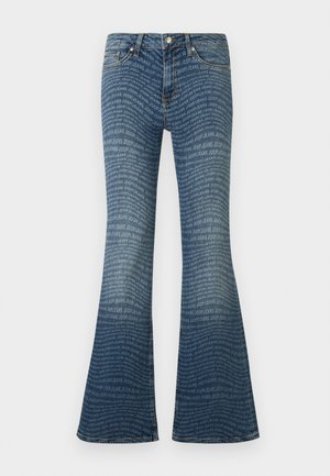 Blaue Schlagjeans mit durchgehendem, wiederholtem "JOOP! JEANS"-Logomuster und klassischem Fünf-Taschen-Design.