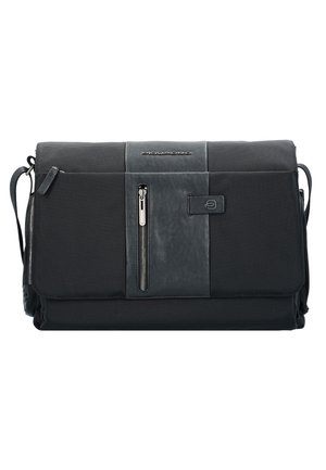 Borsa a tracolla nera realizzata in nylon testurizzato con un accento in pelle liscia. Presenta una tasca con zip frontale e una tracolla regolabile.