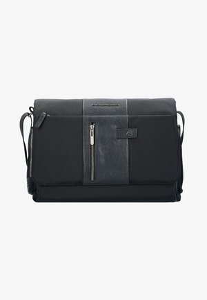 Borsa a tracolla nera realizzata in nylon testurizzato con un accento in pelle liscia. Presenta una tasca con zip frontale e una tracolla regolabile.