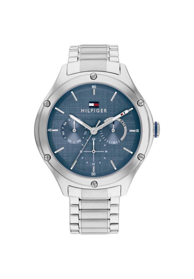 Reloj de acero inoxidable plateado con un dial texturizado azul, agujas plateadas, sub-diales y función de fecha. Presenta una pulsera metálica y hardware visible.