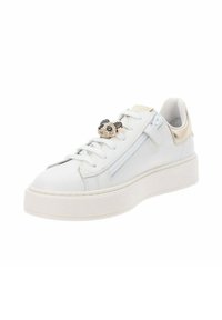 Witte leren sneaker met een gestructureerde platformzool, voorzien van een decoratieve panda hanger en een zilveren ritsdetail aan de zijkant.