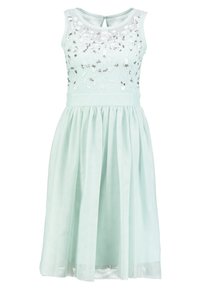 Světle mátově zelené šaty s bezramínkovým designem, vyšívaným květinovým vzorem na těle a rouškovou sukní vyrobenou z lehkého materiálu.