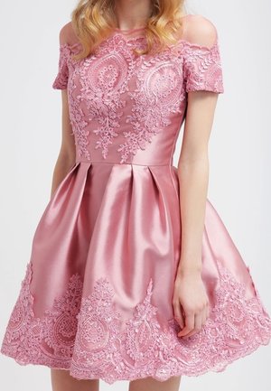 Vestido de satén rosa con mangas descubiertas, que presenta intrincados bordados de encaje y una falda acampanada con detalles decorativos en el dobladillo.