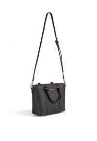 Borsa a tracolla in pelle nera texturizzata con manici superiori doppi, tracolla rimovibile, hardware color oro e dettaglio del logo nella parte anteriore.